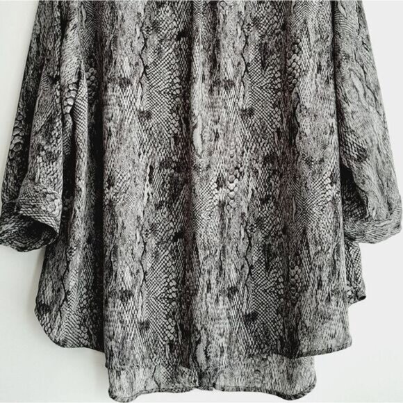 TORRID / Light Georgette Utility Button Down Blouse Snake Pattern Sz 2X - Picture 11 of 16